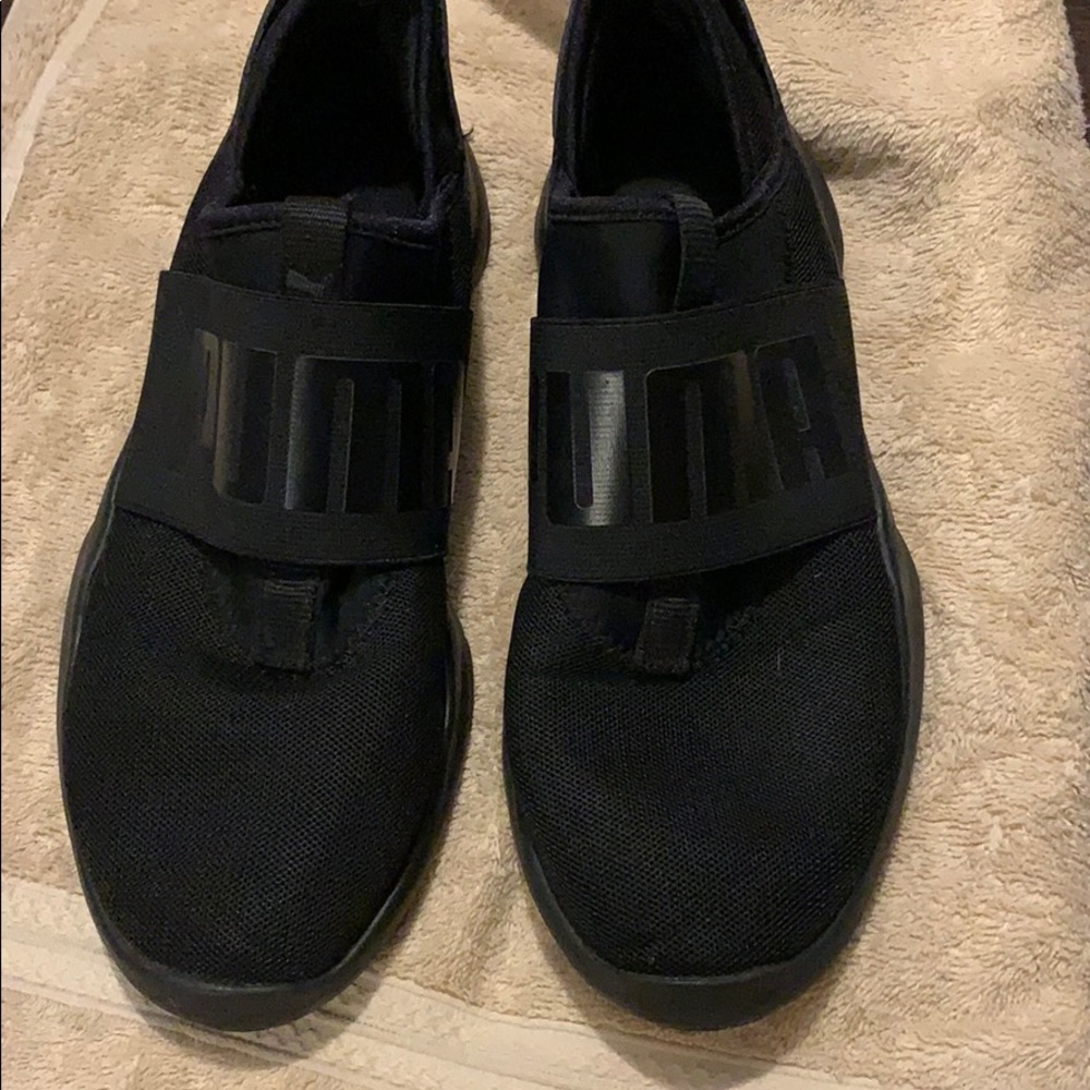 Black puma shoes